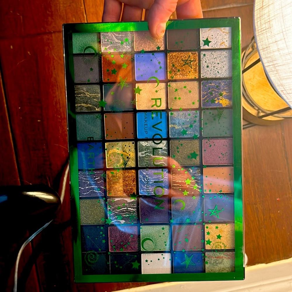 Earth palette by Revolution